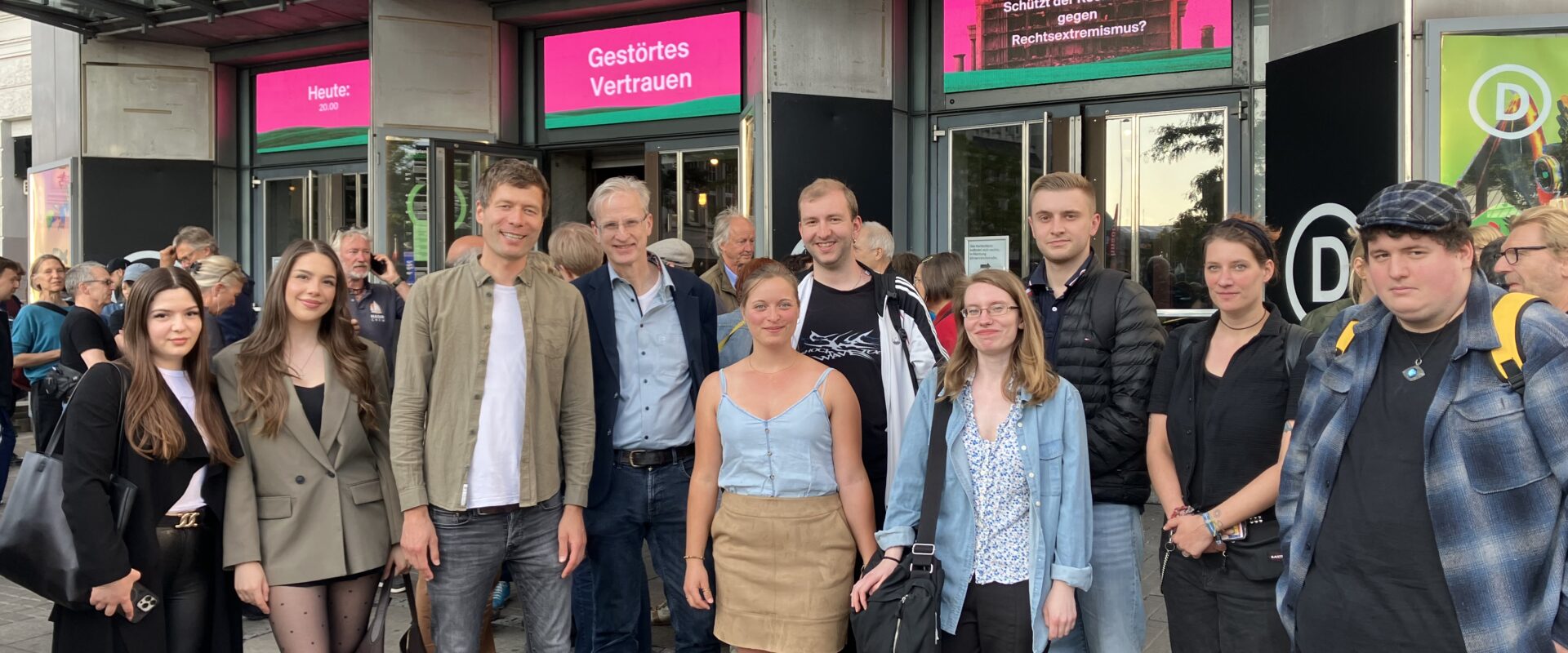 S3-Geschichtskurs besucht Podiumsdiskussion im Schauspielhaus „Gestörtes Vertrauen – Schützt der Rechtsstaat gegen Rechtsextemismus?“